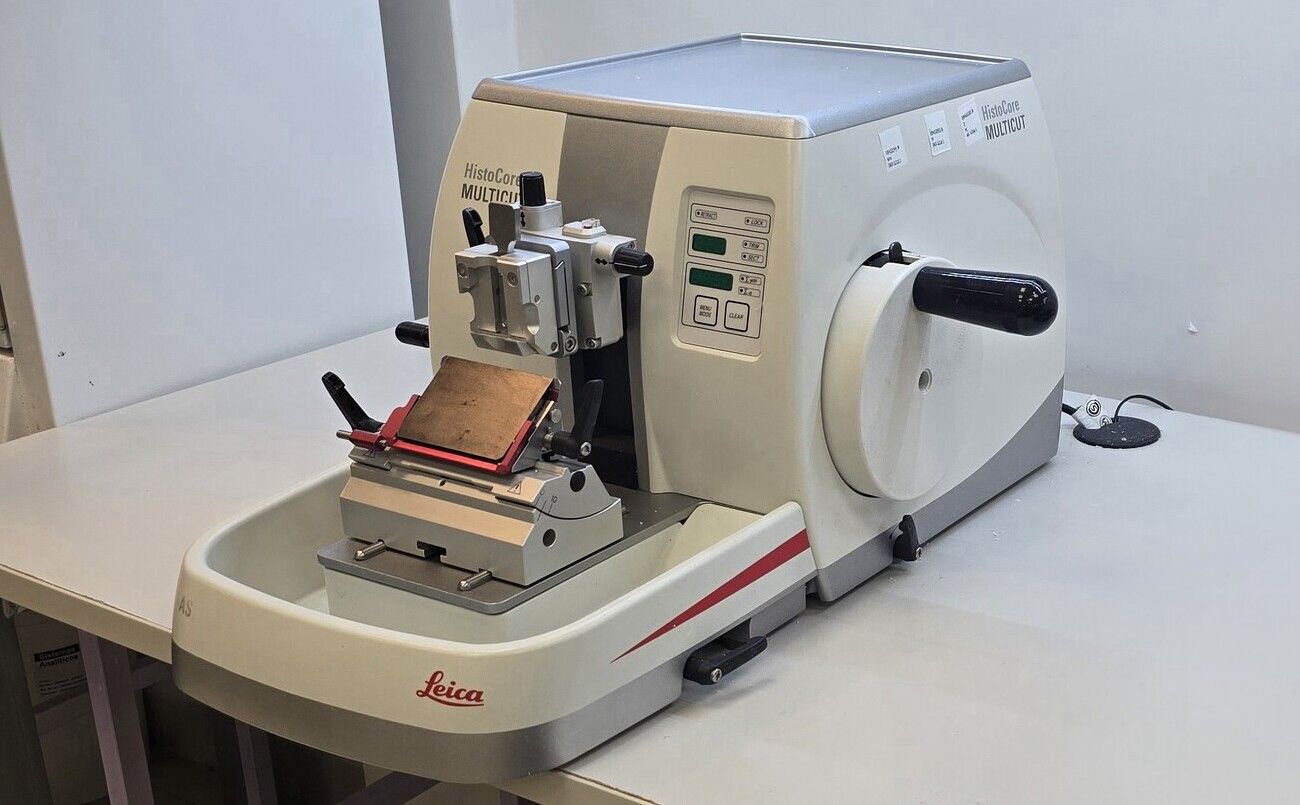 Microtomo de rotación manual HistoCore BIOCUT